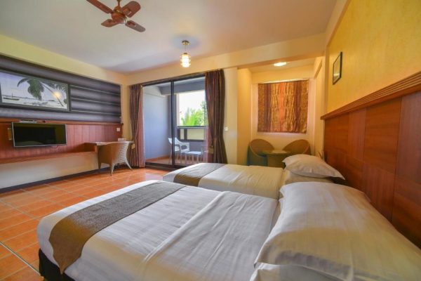 Deluxe Twin Room with Beach View-Rashu Hiyaa
