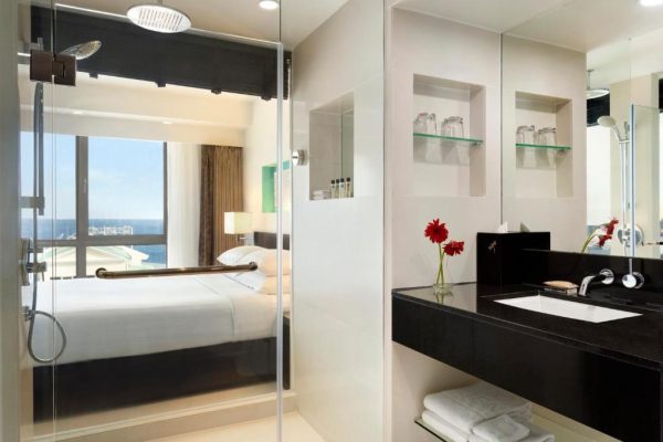 Deluxe Queen Room with Ocean View – Hotel Jen